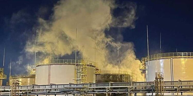 حريق في مصفاة نفط روسيّة بعد هجوم أوكراني بطائرة مسيّرة