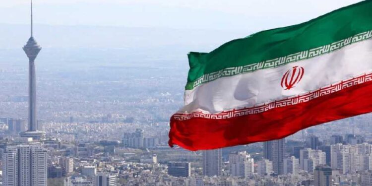 انفجار قوي يهز مركزًا تجاريًا قرب طهران