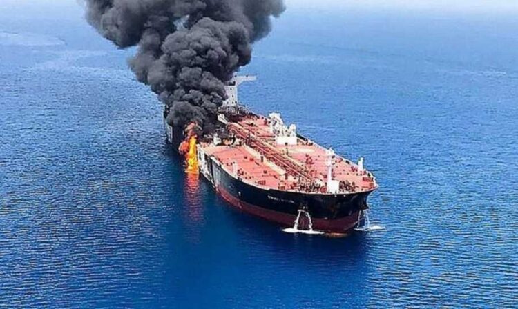 إصابة ناقلة نفط بصاروخ قبالة سواحل اليمن