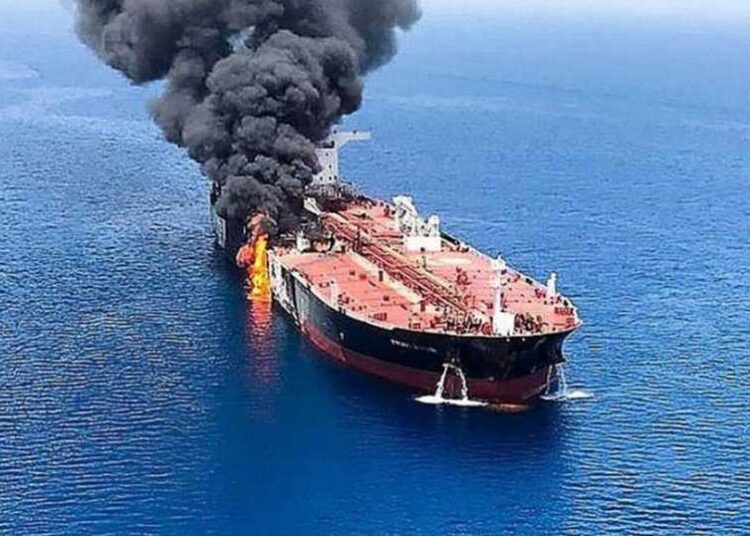 إصابة ناقلة نفط بصاروخ قبالة سواحل اليمن