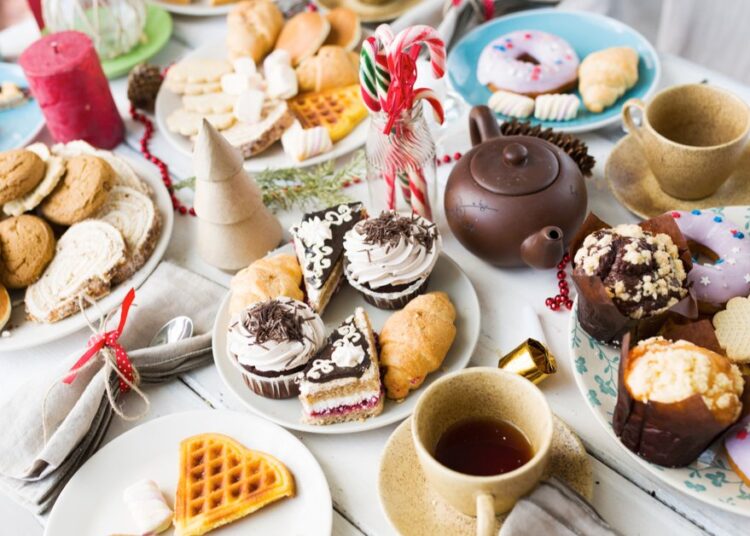 مشكلات صحية تزيد الرغبة في تناول الحلويات