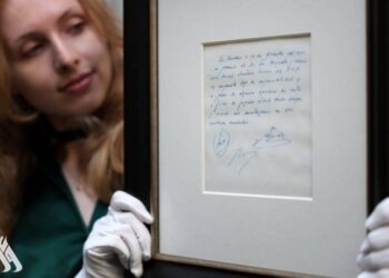 فتح باب المزايدة على منديل تعهد فيه نادي برشلونة بضم ميسي