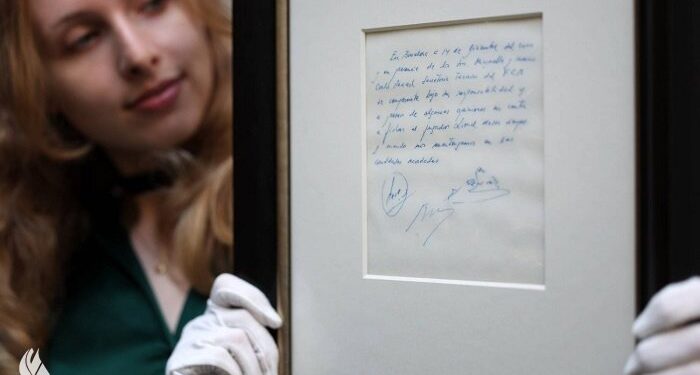 فتح باب المزايدة على منديل تعهد فيه نادي برشلونة بضم ميسي