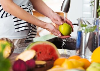 تحذير من غسل الفواكه والخضروات بمواد التنظيف