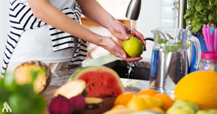 تحذير من غسل الفواكه والخضروات بمواد التنظيف