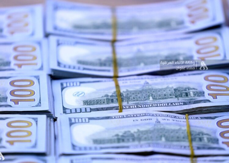 الدولار ينخفض إلى أدنى مستوى له في 4 جلسات