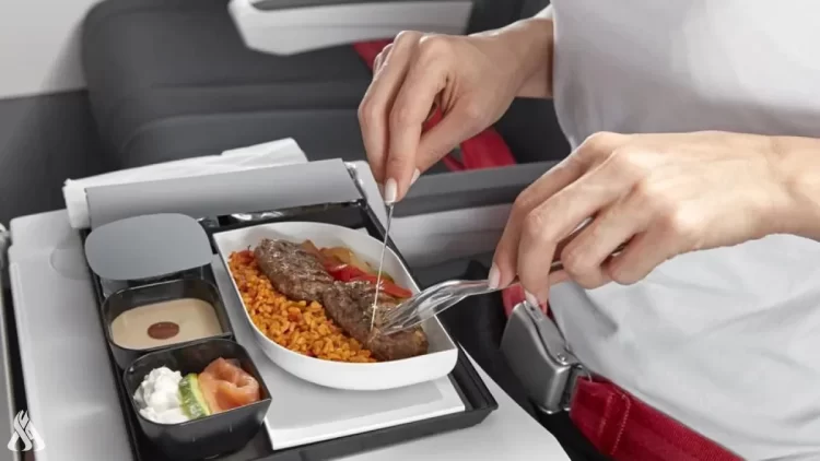 أخصائية تحدد انواع الطعام الضار خلال رحلات الطيران