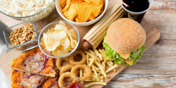 دراسة تكشف عن طريقة تضمن تناول الأطعمة الدهنية وفقدان الوزن