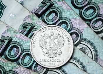 الدولار يتراجع إلى أدنى مستوى في 4 أشهر في بورصة موسكو