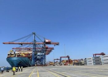 لماذا تحتجز مصر 13 ألف سيارة في موانئها؟!