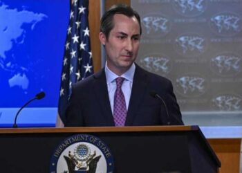 بالفيديو – صرصور يقطع مؤتمر ماثيو ميلر