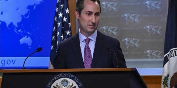 بالفيديو – صرصور يقطع مؤتمر ماثيو ميلر