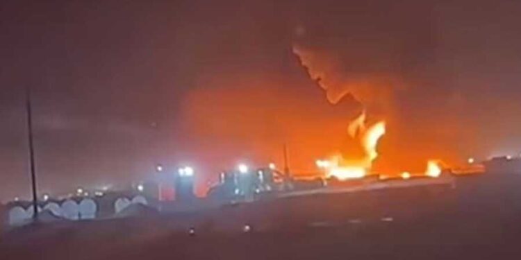 أربيل…حريق “ضخم” يلتهم مستودعات وصهاريج نقل نفط