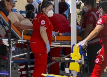 غرق عشرات المهاجرين بعد تحطم سفينتين قبالة إيطاليا