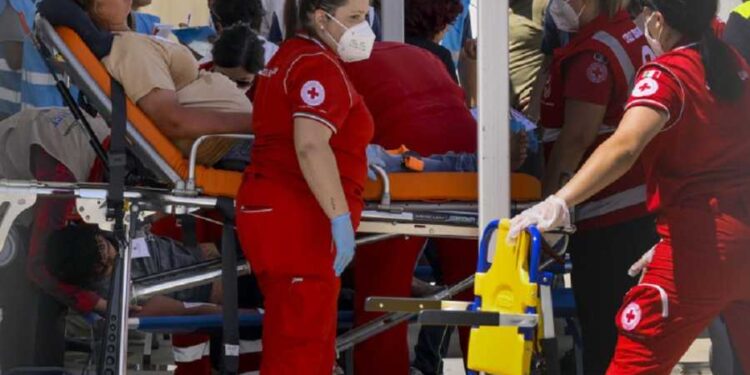 غرق عشرات المهاجرين بعد تحطم سفينتين قبالة إيطاليا