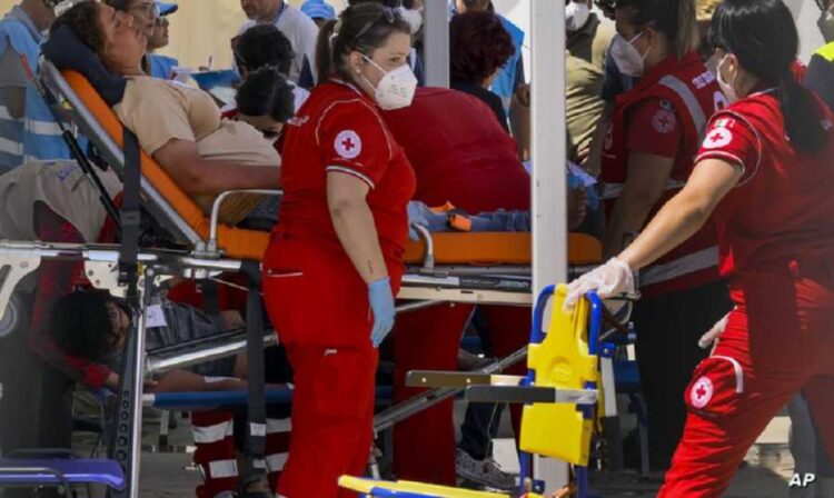 غرق عشرات المهاجرين بعد تحطم سفينتين قبالة إيطاليا