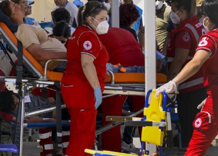 غرق عشرات المهاجرين بعد تحطم سفينتين قبالة إيطاليا