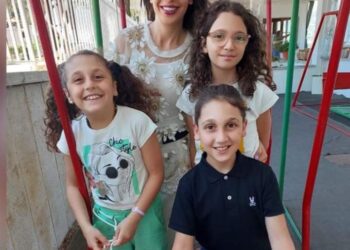 جريمة مروّعة في عجلتون: عاملة منزلية تطعن أماً لـ 3 أطفال وتخنقها بشريط “مكنة الفاب”!