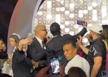 بعدما صفعه عمرو دياب… المعجب “المصفوع” يطالب بتعويض قدره 21 مليون دولار!