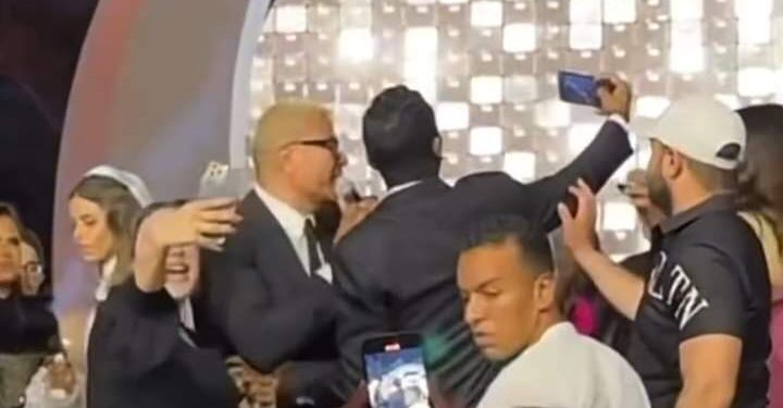 بعدما صفعه عمرو دياب… المعجب “المصفوع” يطالب بتعويض قدره 21 مليون دولار!