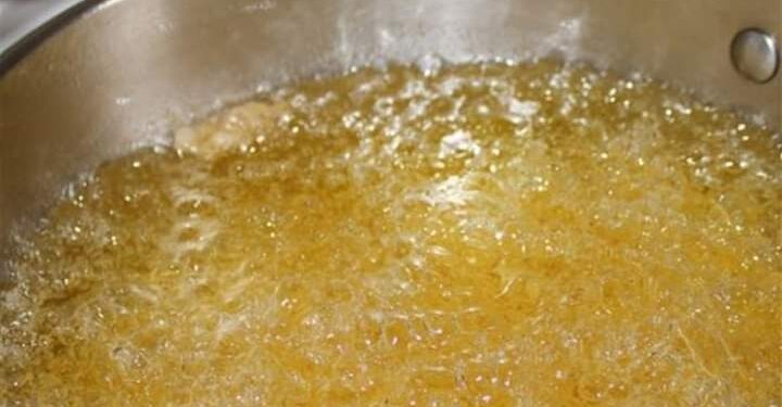 امرأة تسكب الزيت المغلي على زوجها النائم في القاهرة بسبب خيانته