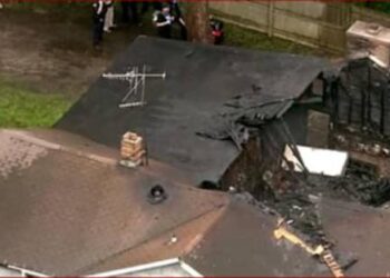 قتل شقيقيه بمنزل والدتهم ثم حرقه.. جريمة شنيعة في هايلاند بارك بولاية إلينوي الأمريكية