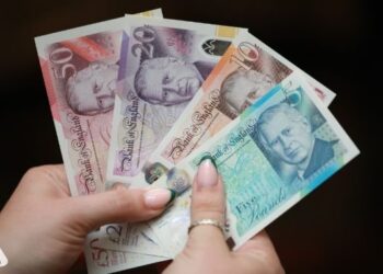 العملة الورقية بصورة الملك تشارلز تدخل حيز التداول في بريطانيا