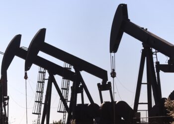 النفط يرتفع أكثر من 1% عند التسوية