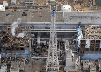 تصاعد أعمدة الدخان من محطة فوكوشيما النووية في اليابان