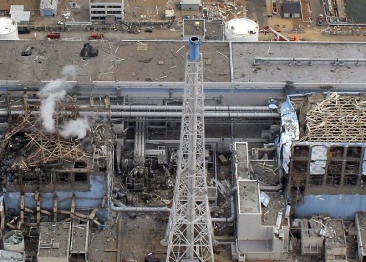تصاعد أعمدة الدخان من محطة فوكوشيما النووية في اليابان