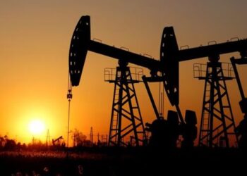 أسعار النفط ترتفع بعد انخفاض أكبر من المتوقع في المخزونات الأمريكية