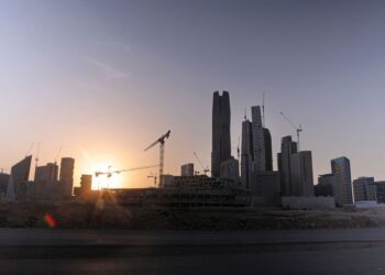 زيادة كلفة الاقتراض تهدد بتباطؤ القطاع غير النفطي في السعودية والإمارات