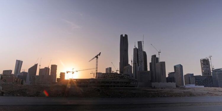 زيادة كلفة الاقتراض تهدد بتباطؤ القطاع غير النفطي في السعودية والإمارات