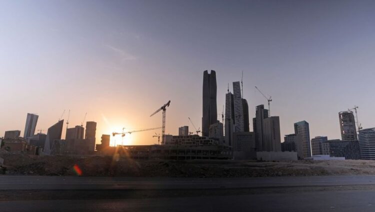 زيادة كلفة الاقتراض تهدد بتباطؤ القطاع غير النفطي في السعودية والإمارات