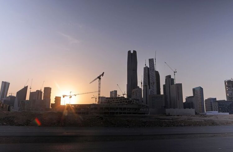 زيادة كلفة الاقتراض تهدد بتباطؤ القطاع غير النفطي في السعودية والإمارات