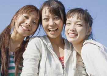 قانون ياباني يدعو السكان للضحك يومياً يثير جدلاً واسعاً