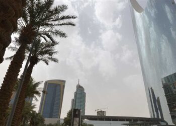 صندوق النقد يعدل توقعاته لنمو اقتصاد السعودية بسبب تخفيضات إنتاج النفط.