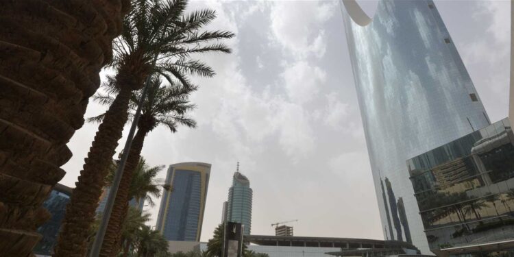 صندوق النقد يعدل توقعاته لنمو اقتصاد السعودية بسبب تخفيضات إنتاج النفط.