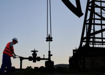 النفط ينتعش مع انخفاض المخزونات الأمريكية وتحسن توقعات خفض الفائدة