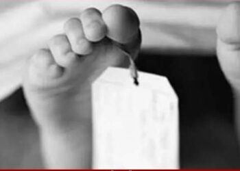 مأساة في قرية العزاوي المصرية: أب يقتل ابنه تعذيبًا ويترك جثته أمام المدرسة