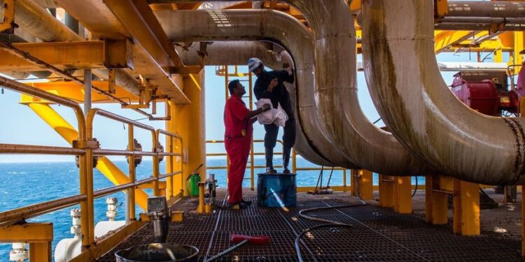 أسعار النفط تستقر قرب أدنى مستوى وسط أنباء إيجابية من الصين