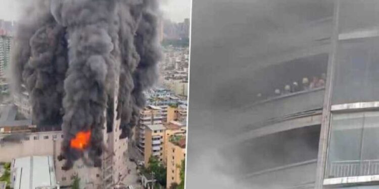 بالفيديو – قتلى في حريق كبير في مركز تجاري صيني