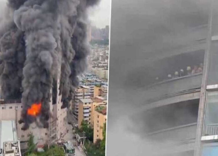 بالفيديو – قتلى في حريق كبير في مركز تجاري صيني