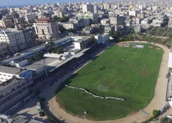 بالصور: أكبر ملعب لكرة القدم في غزة يتحول إلى مأوى