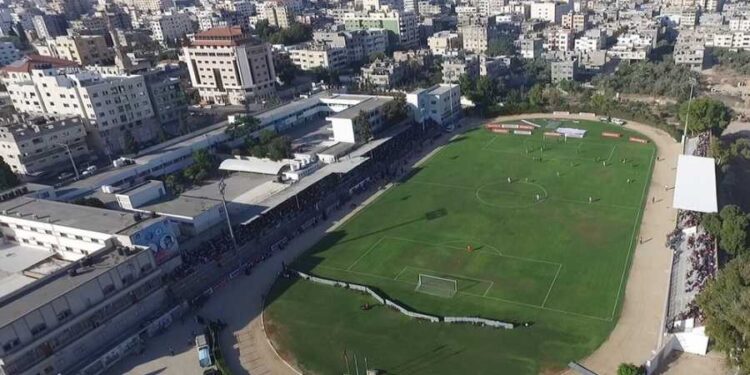بالصور: أكبر ملعب لكرة القدم في غزة يتحول إلى مأوى