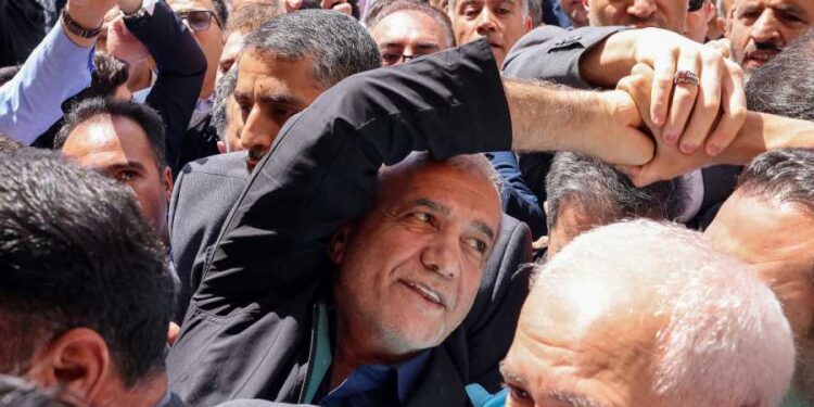 مسعود بزشكيان رئيساً جديداً لإيران: علينا الاستعانة بالجميع من أجل تقدّم البلد