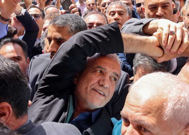 مسعود بزشكيان رئيساً جديداً لإيران: علينا الاستعانة بالجميع من أجل تقدّم البلد