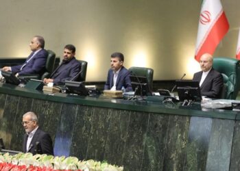 رئيس إيران يتعهد برفع العقوبات عن بلاده وإعادة التواصل مع العالم