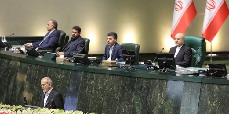 رئيس إيران يتعهد برفع العقوبات عن بلاده وإعادة التواصل مع العالم