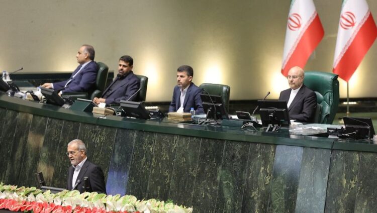 رئيس إيران يتعهد برفع العقوبات عن بلاده وإعادة التواصل مع العالم